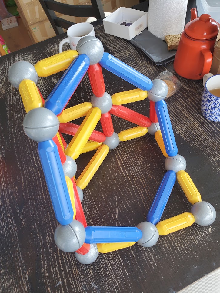 Photo de l'hexagone formé par les 6 permutations réalisé en 3 dimensions avec des jouets batons aimantés